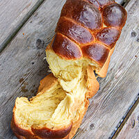 Die Brioche, in der Kastenform gebacken, hat eine sehr elastische, langfaserige Krume.  
