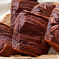 Die Pfefferminzschokobrötchen haben eine saftige Krume mit einer durch das Tourieren klar zu erkennenden Schichtung.  