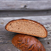 Das angeschnittene Roggenbrot mit Altbrotferment offenbart seine elastische, kleinporige Krumenstruktur.