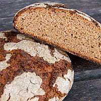 Das Gewürzbrot hat eine  rustikale, kräftig ausgebackene, leicht bemehlte Kruste und eine lockere, saftige Krume.