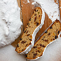 Der Weihnachtsstollen aus Weizenvollkornmehl, aber klassisch mit Sultaninen, Zitronat und Orangeat in der Krume. 