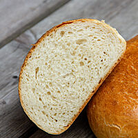 Der Weiße Laib im Anschnitt hat eine reinweiße, gleichporige, äußerst fluffige, elastische Krume. 