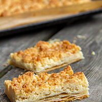 Im Anschnitt kommen sowohl der Blätterteig-Boden als auch die Streuselschicht zum Vorschein. 