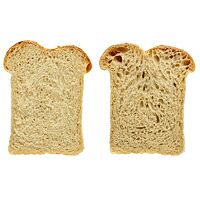 Zwei gleiche Kastenbrote mit verschiedenen Vorteigen im Anschnitt. Das linke Brot hat eine regelmäßige, kleine Porung, das rechte Brot sieht lockerer aus und hat eine unregelmäßige, gröbere Porung.