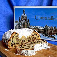 Der Dresdener Christstollen® zeigt im Anschnitt seine gelbe, mit Rosinen, Zitronat und Orangeat gespickte Krume.