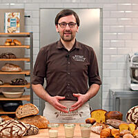 Lutz Geißler referiert in seiner Backstube über das Backen mit Sauerteig.