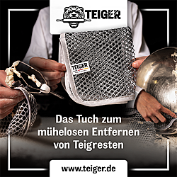 Das Teiger-Reinigungstuch neben verschmutztem Backzubehör