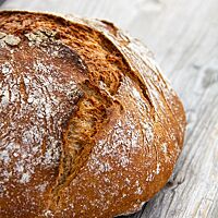 Das Muffelbrot hat eine knusprige, rustikale Kruste.