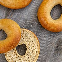 Der Anschnitt eines Alm-Bagels bringt die lockere Krume und tolle Porung zum Vorschein.