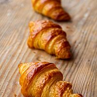 Goldbraun ausgebacken mit glänzender Oberfläche: die Alm-Croissants.
