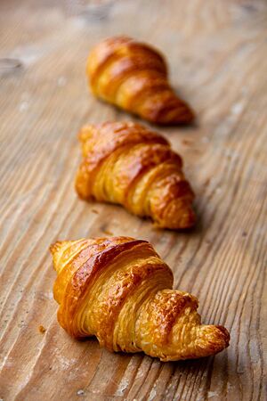Goldbraun ausgebacken mit glänzender Oberfläche: die Alm-Croissants.