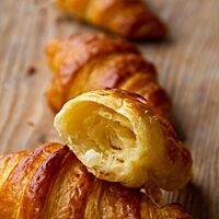 Das aufgebrochene Croissant eröffnet den Blick auf die feinblättrige, wattige und fluffige Krumenstruktur des Blätterteiges.