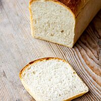 Das Kastenweißbrot im Anschnitt zeigt die gleichmäßige, feinporige Krumenstruktur.