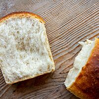 Beim auseinandergebrochenen Baikalbrot wird die weiche, langfaserige Krume sichtbar.
