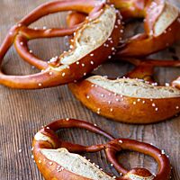 Die Einschnitte am Bauch der Brezeln haben sich geöffnet.