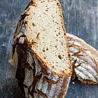 Die Bergkruste im Anschnitt bringt die lockere und elastische Krume zum Vorschein.