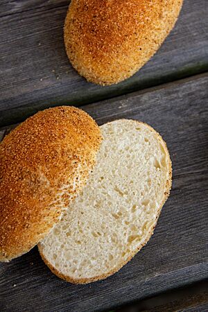 Im Anschnitt zeigt sich das Bremer Kaneelbrötchen feinporig und fluffig.
