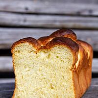 Die Brioche im Anschnitt zeigt die lockere goldgelbe Krume.
