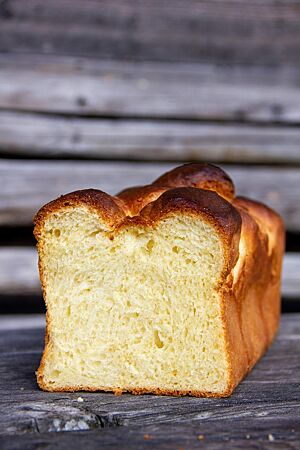 Die Brioche im Anschnitt zeigt die lockere goldgelbe Krume.