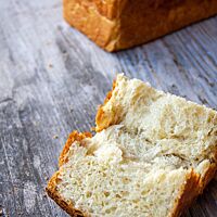 Die auseinandergebrochene Brioche zeigt die unfassbar fluffige Krume.