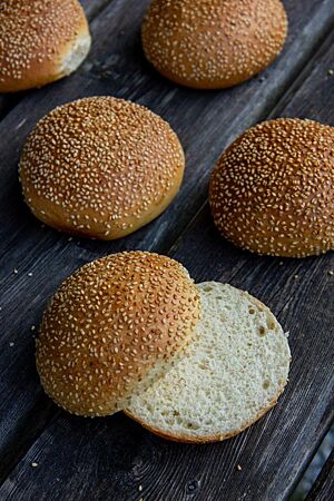 Das aufgeschnittene Briochebrötchen zeigt die luftige, weiche Krume.