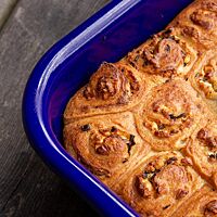 Die goldgelb ausgebackene Pitka besteht aus vielen mit Feta gefüllten und eingewickelten Röllchen.