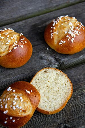 Der Anschnitt zeigt das feste, saftige Innenleben mit heller Krume.