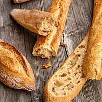 Der kräftige Ausbund der Baguettes lässt zu Recht auf eine grobporige, lockere Krume schließen.