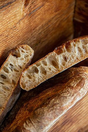 Im Anschnitt kommt die grobe Krume der Dinkelfladen gut zur Geltung.