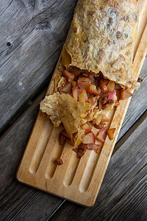 Der aufgeschnittene Dinkelstrudel ist mit Apfelstückchen und Rosinen gefüllt.