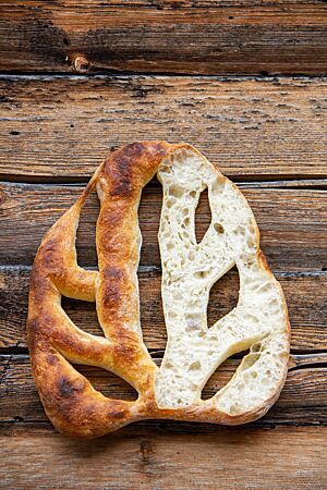 Im Anschnitt zeigt die Rauriser Fougasse ihre elastische, lockere Krume.