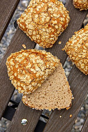 Ein aufgeschnittenes Holzfällerbrötchen zeigt die lockere, elastische Krume.