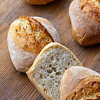 Im Anschnitt zeigt die Hüttensemmel ihre lockere und elastische Krume.