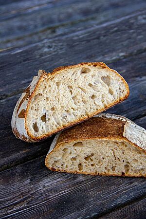 Das angeschnittene Kalchkendl Bread zeigt die grobporige, elastische Krume umgeben von der knusprigen Kruste.