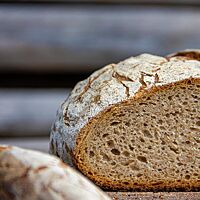 Im Anschnitt zeigt sich das Kalchkendlbrot kleinporig und locker.