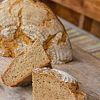 Das im Holzofen gebackene Kärntner Bauernbrot zeigt im Anschnitt seine kleinporige, lockere Krume.