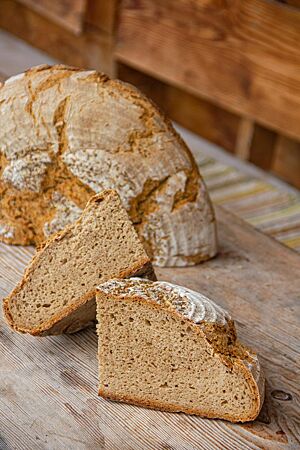 Das im Holzofen gebackene Kärntner Bauernbrot zeigt im Anschnitt seine kleinporige, lockere Krume.