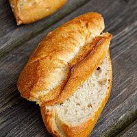 Im Anschnitt zeigt sich das Kartoffelbrötchen kleinporig und locker.