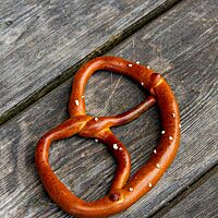 Die dünn ausgerollte Brezel wurde trocken gebacken, sodass sie länger haltbar ist.