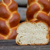 Im Anschnitt des lockeren Wasserstrietzels ist die weiße Krume zu sehen.