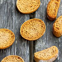 Paximadi in Form von dicken Scheiben und halbierten Brötchen zeigt die kleinporige, unelastische Krume.
