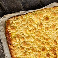 Die Oberfläche des Puddingstreuselkuchens ist dicht mit Streuseln belegt.
