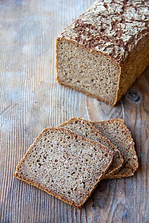 <p>Einige Scheiben des rheinischen Schwarzbrotes zeigen die Roggenkörner in der saftigen Krume.</p>