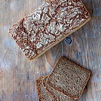 Im Anschnitt zeigt das rheinische Schwarzbrot die dichte braune Krume.