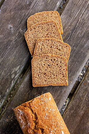 Vier Scheiben des Landweizenvollkornbrotes zeigen die lockere Krume.