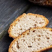 Im Anschnitt zeigt sich das rustikale Mischbrot mittelporig mit lockerer Krumenstruktur.