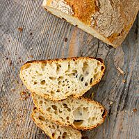 Im Anschnitt zeigt sich das Sauerteigbrot offenporig mit elastischer Krume.