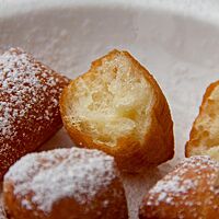 Die fluffige Krume des Schmalzgebäckes ist umgeben von der knusprig ausgebackenen, dünnen Kruste.