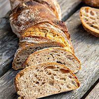 Die lockere, saftige Krume des Pain Paillasse ist umgeben von der knusprigen, dunkel ausgebackenen Kruste.