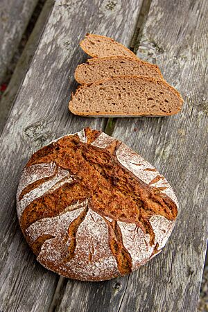 Die Krume des Roggenvollkornbrotes ist kleinporig und locker.